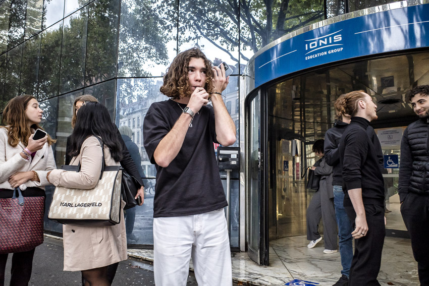 STRAATFOTOGRAFIE  De vrijheid van kijken, luisteren, voelen en slenteren.  Mijn plezier zit in het vastleggen van ‘gewone’ momenten met een verhalend karakter. Soms raadselachtig, grappig of ernstig. Het lijkt de waarheid maar is het niet. Het is de interpretatie van jou (en mij) van een moment van de werkelijkheid.